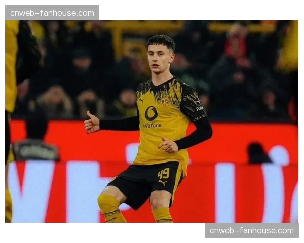 多特蒙德年轻中卫雷贾尼临危受命，展现超出年龄沉稳