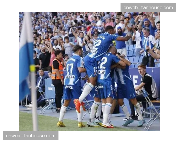 西班牙人主场迎战加的斯,两队为脱离降级区展开直接对话